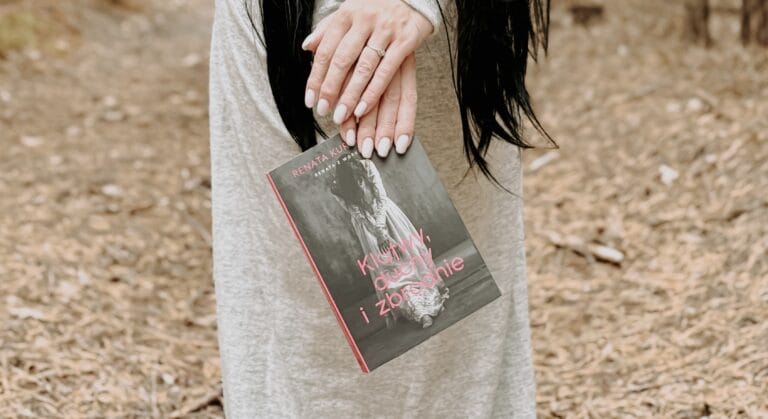 okładka klątwy duchy i zbrodnie renata kuryłowicz