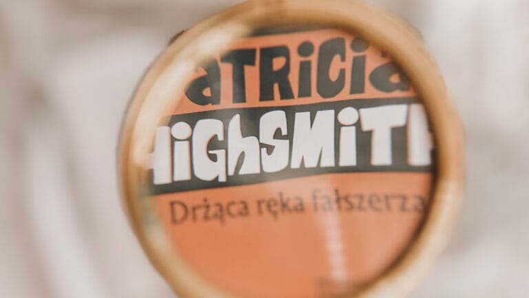 okładka drżąca ręka fałszerza